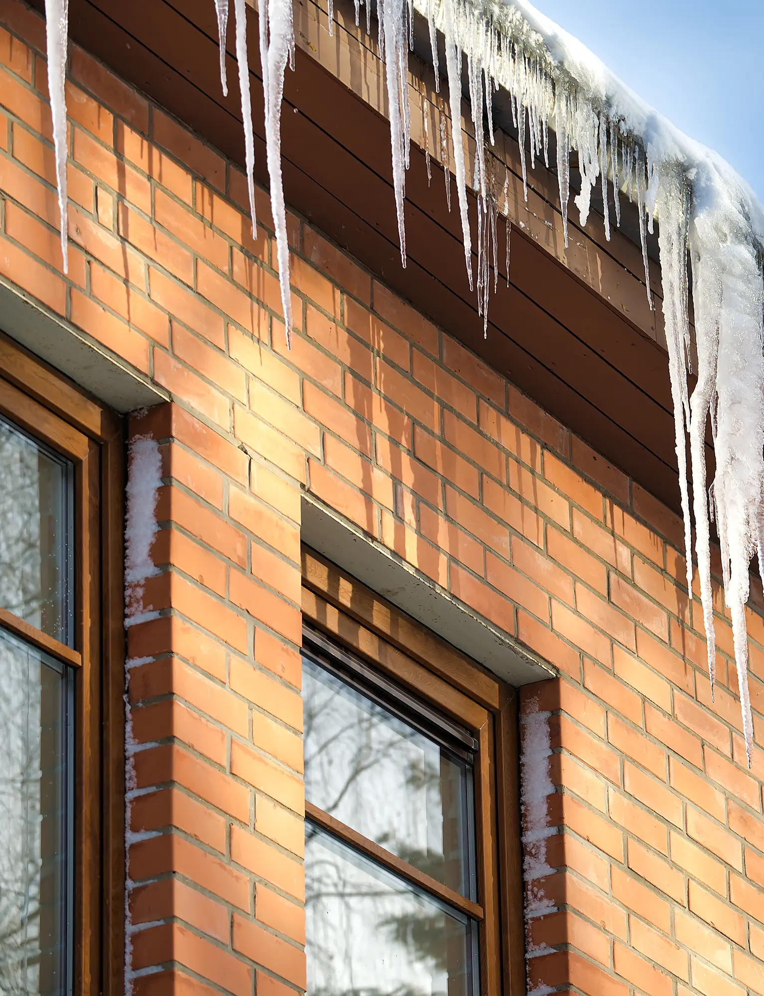 Barrages de glace sur les toitures : causes, risques et solutions par Toitures P.G.